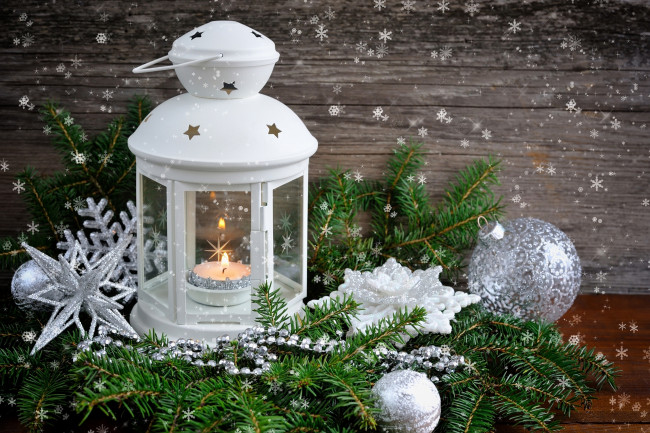 Обои картинки фото праздничные, - разное , новый год, еловые, ветки, декорация, композиция, снежинки, шарики, украшения, фонарь