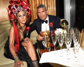 Картинка разное знаменитости столик корона актриса сара джессика паркер sarah jessica parker andy cohen диван бокалы