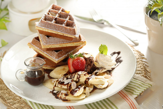 Обои картинки фото еда, блины,  оладьи, бананы, клубника, десерт, вафли, шоколад