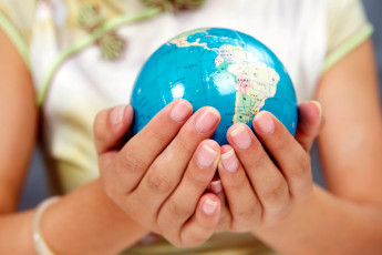 Картинка разное руки глобус