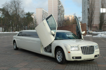 Картинка автомобили выставки+и+уличные+фото лимузин белый площадка дома