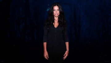 Картинка девушки adriana+lima лес платье улыбка брюнетка модель