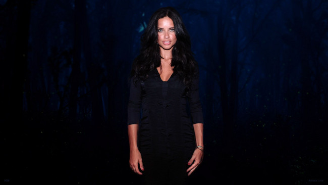 Обои картинки фото девушки, adriana lima, лес, платье, улыбка, брюнетка, модель