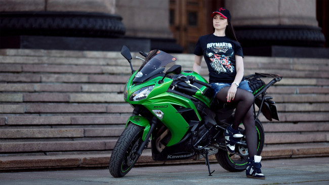 Обои картинки фото модель и kawasaki, мотоциклы, мото с девушкой, модель, мотоцикл, глубина, резкости, футболка, лестница, спираль, джинсовые, шорты, бейсболки, темные, волосы, женщины, на, открытом, воздухе, кавасаки