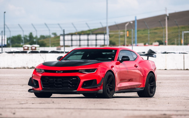Обои картинки фото 2018 chevrolet camaro zl1 1le, автомобили, camaro, красный, шевроле, американские, тюнинг, суперкар, спортивное, купе, вид, спереди