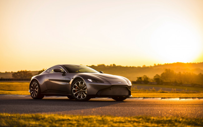 Обои картинки фото автомобили, aston martin, закат, серый, vantage, астон, мартин