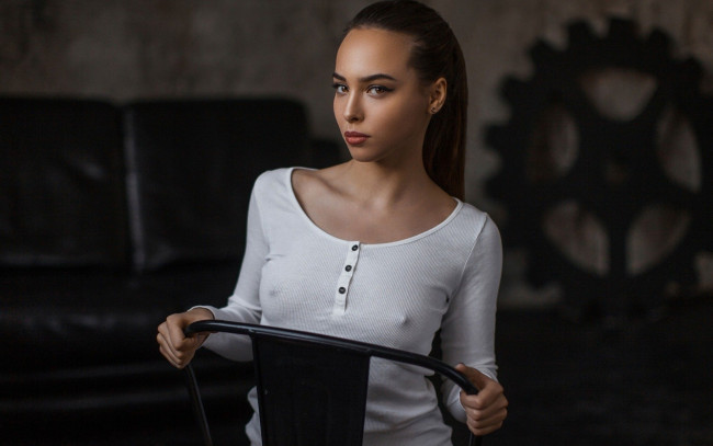 Обои картинки фото девушки, -unsort , брюнетки, темноволосые, взгляд, девушка, фон