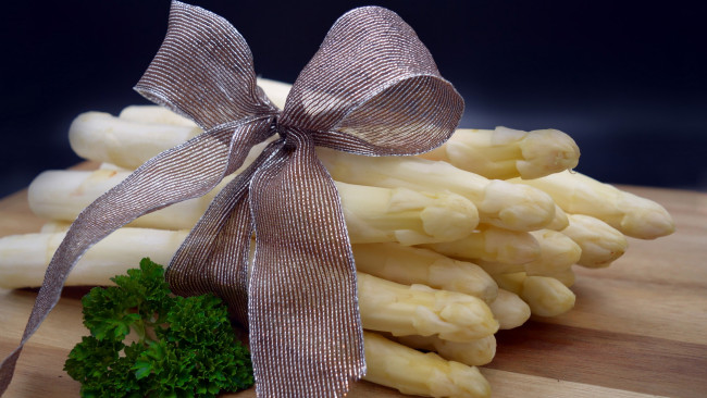 Обои картинки фото еда, спаржа, петрушка, бант, лента