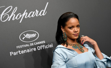 обоя музыка, rihanna, певица, лицо, украшения, наряд