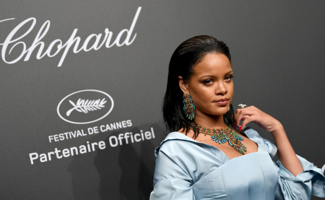 Обои картинки фото музыка, rihanna, певица, лицо, украшения, наряд