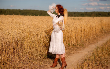 Картинка девушка+в+поле девушки -+рыжеволосые+и+разноцветные девушка женщина рыжая светлая тёмная сексуальная модель звезда позирует разная обувь верхняя стильная одежда нижнее эротическое бельё трусы лифчик колготки чулки аксессуары макияж и множество элементов на фотографии