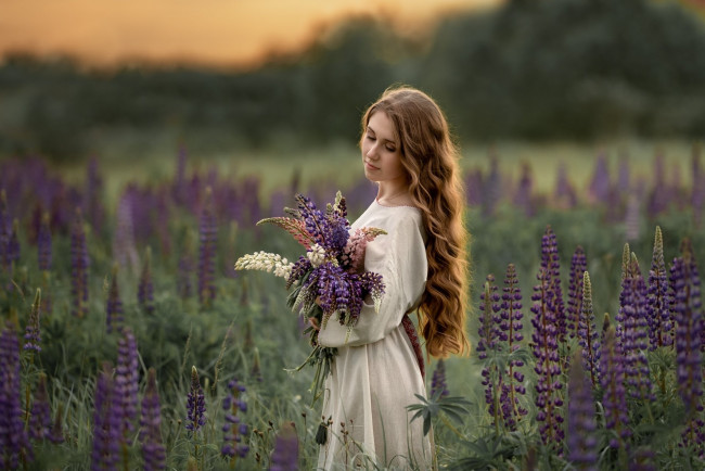 Обои картинки фото девушка в поле, девушки, - брюнетки,  шатенки, девушка, женщина, шатенка, темноволосая, сексуальная, модель, звезда, позирует, разная, обувь, верхняя, стильная, одежда, нижнее, эротическое, бельё, трусы, лифчик, колготки, чулки, аксессуары, макияж, и, множество, элементов, на, фотографии