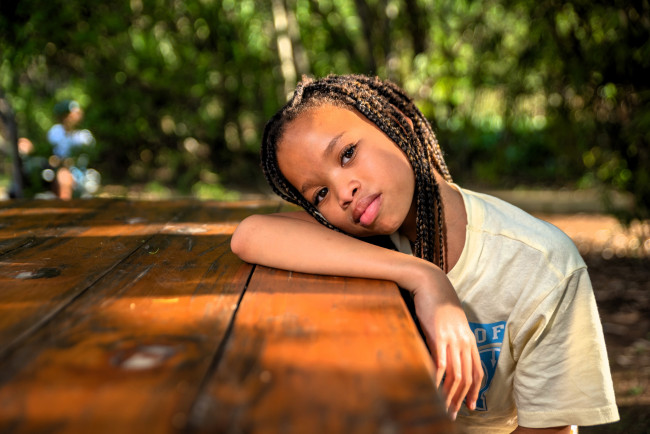 Обои картинки фото разное, дети, девочка, косички, футболка, стол