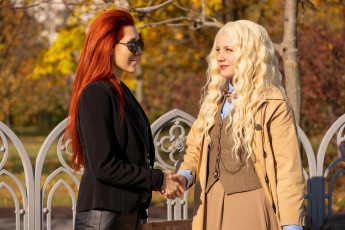 Картинка девушки -+креатив +косплей подруги образы наряды рукопожатие парк осень ограда