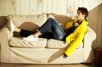 обоя мужчины, zhang zhehan, актер, куртка, джинсы, кроссовки, диван, чемодан