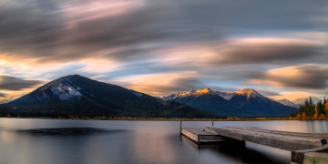 Картинка природа реки озера горы лес деревья осень озеро причал канада