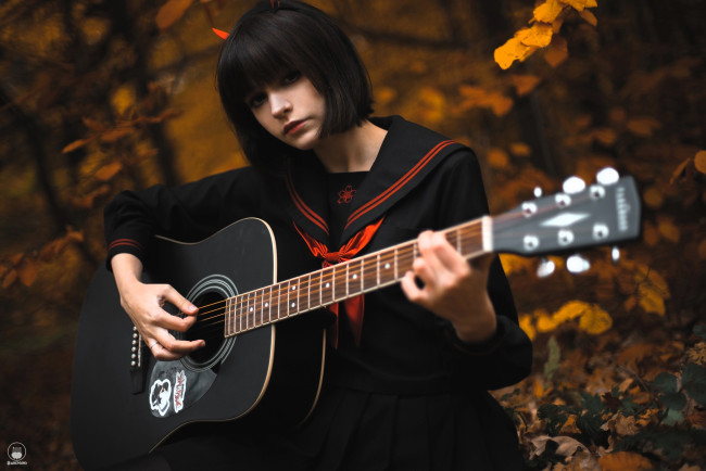 Обои картинки фото девушки, tenletters, образ, косплей, наряд, платье, гитара, парк, осень