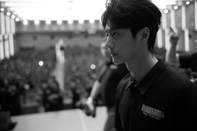 Обои картинки фото мужчины, wang yi bo, актер, футболка, люди