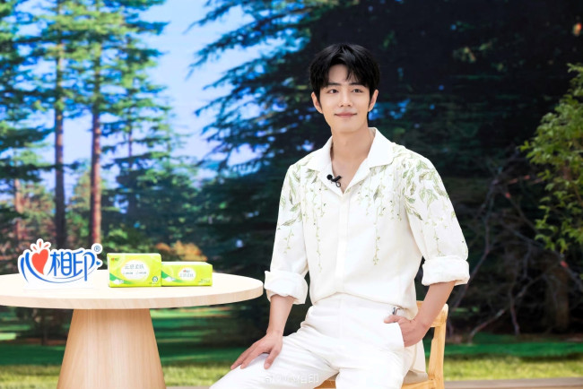 Обои картинки фото мужчины, xiao zhan, актер, рубашка, стол, стул, лес, реклама, пакеты