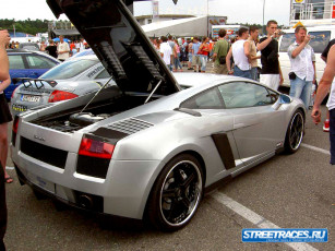 Картинка автомобили выставки уличные фото