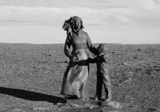 Картинка города памятники скульптуры арт объекты ребёнок мать скульптура