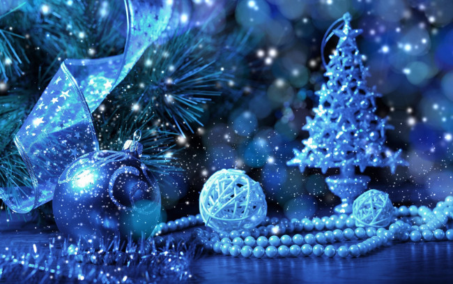 Обои картинки фото праздничные, украшения, мишура, елочка, шарики, бусы