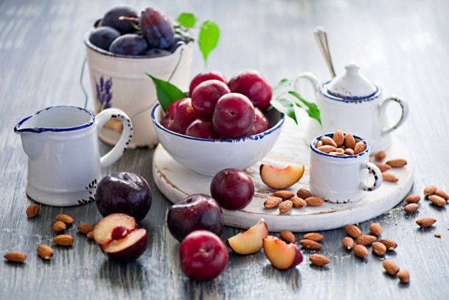 Обои картинки фото еда, натюрморт, сливы, миндаль, посуда