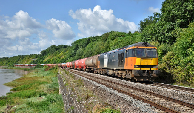 Обои картинки фото техника, поезда, железная, дорога, цистерны, грузовой, состав, рельсы, локомотив, станция