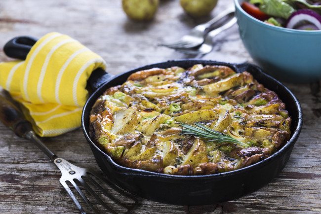 Обои картинки фото еда, вторые, блюда, розмарин, запеканка, картофель, фритатта