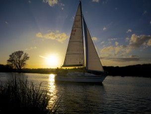Картинка корабли Яхты лучи солнце небо закат вода озеро паруса яхта