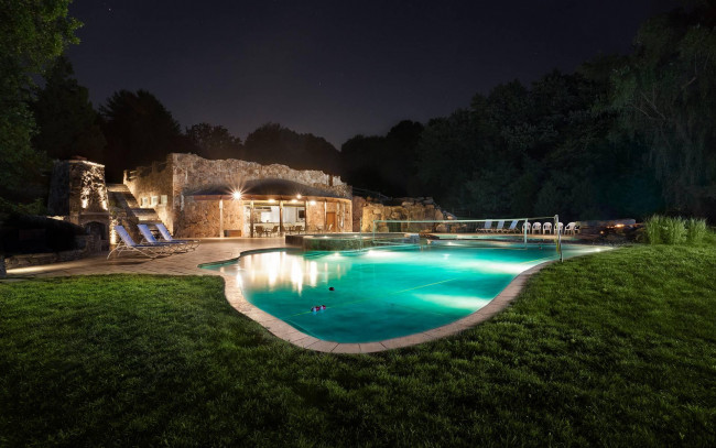 Обои картинки фото интерьер, бассейны,  открытые площадки, ночь, парк, двор, деревья, дом, огни, бассейн