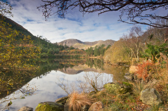 Картинка природа реки озера камни деревья облака горы трава осень небо озеро