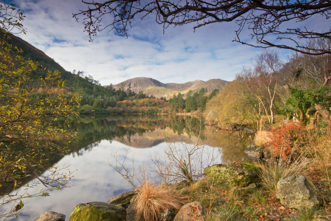 Обои картинки фото природа, реки, озера, камни, деревья, облака, горы, трава, осень, небо, озеро