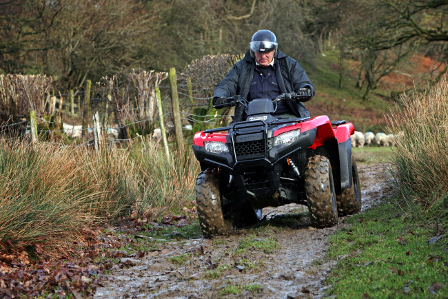 Обои картинки фото мотоциклы, квадроциклы, honda