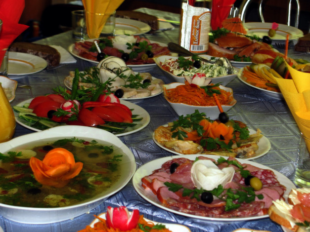 Обои картинки фото еда, сервировка, колбаса, заливное, салаты