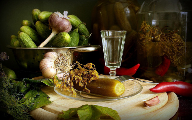 Обои картинки фото еда, огурцы, чеснок, соленые, перец