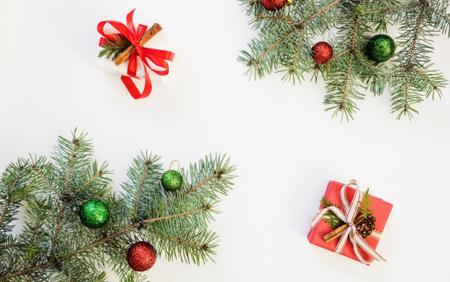 Обои картинки фото праздничные, - разное , новый год, ветки, ели, подарок, игрушки, шары