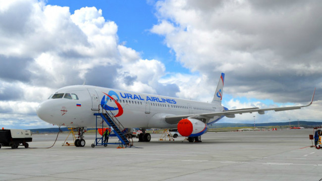 Обои картинки фото airbus 321, авиация, пассажирские самолёты, лайнер, гражданская, аэропорт, airbus, 321, уральские, авиалинии, свердловская, авиакомпания