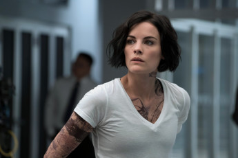 Картинка кино+фильмы blindspot+ сериал девушка футболка тату
