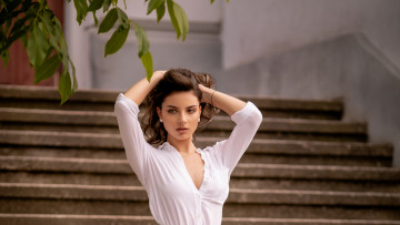 Картинка девушки -+брюнетки +шатенки длинные волосы красотка брюнетки секси девушка модель позирует для фото ступеньки белое платье