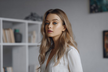 Картинка девушки мария+жгенти блондинка голубые глаза лицо портрет декольте розовая помада мария жгенти модель женщины в помещении иван устинов