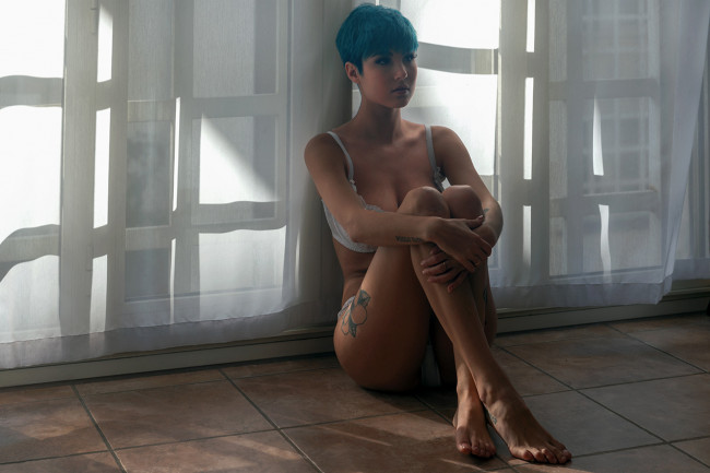 Обои картинки фото giorgia soleri, девушки, giorgia, soleri, италия, итальянка, макияж, татуировка, тату, девушка, модель, крашеная, красотка, поза, флирт, стройная, сексуальная, фигура