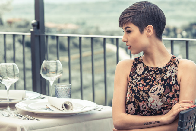 Обои картинки фото giorgia soleri, девушки, giorgia, soleri, италия, итальянка, макияж, татуировка, тату, девушка, модель, брюнетка, красотка, поза, флирт, стройная, сексуальная, фигура