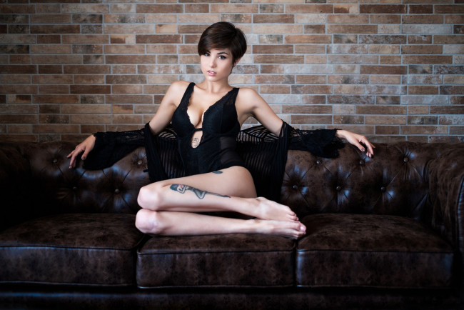 Обои картинки фото giorgia soleri, девушки, giorgia, soleri, италия, итальянка, макияж, татуировка, тату, девушка, модель, брюнетка, красотка, поза, флирт, стройная, сексуальная, фигура