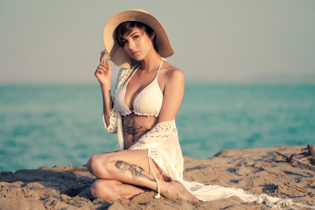 Обои картинки фото giorgia soleri, девушки, giorgia, soleri, италия, итальянка, макияж, татуировка, тату, девушка, модель, брюнетка, красотка, поза, флирт, стройная, сексуальная, фигура