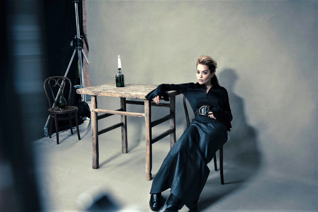 Обои картинки фото музыка, rita ora, певица, стол