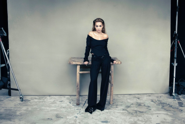 Обои картинки фото музыка, rita ora, певица, топ, брюки, стол