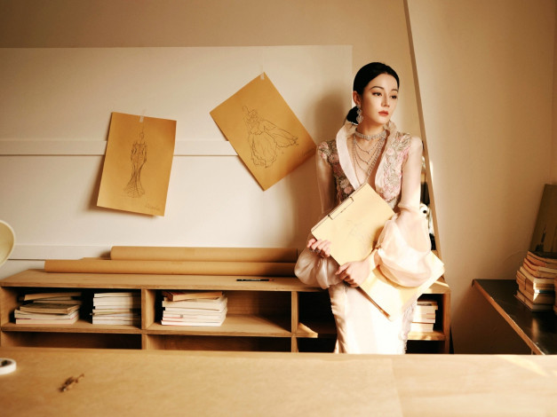 Обои картинки фото девушки, dilraba dilmurat, наряд, рисунки, стол