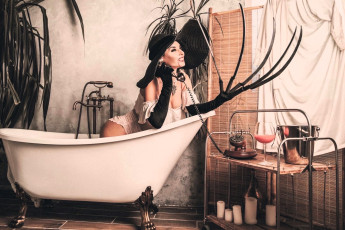 Картинка девушки анна+шаховская образ косплей наряд костюм шляпа телефон тату когти ванна