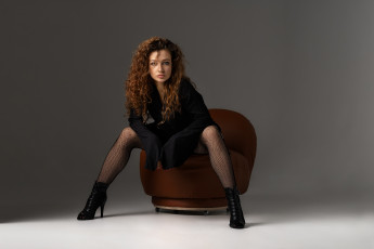 обоя сексуальная девушка, девушки, - брюнетки,  шатенки, девушка, женщина, шатенка, темноволосая, сексуальная, модель, звезда, позирует, разная, обувь, верхняя, стильная, одежда, нижнее, эротическое, бельё, трусы, лифчик, колготки, чулки, аксессуары, макияж, и, множество, элементов, на, фотографии